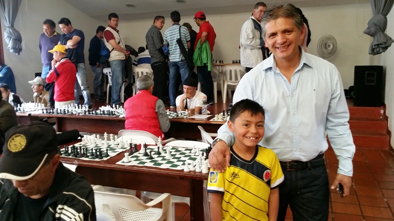 Foto de padre e hijo jugando ajedrez